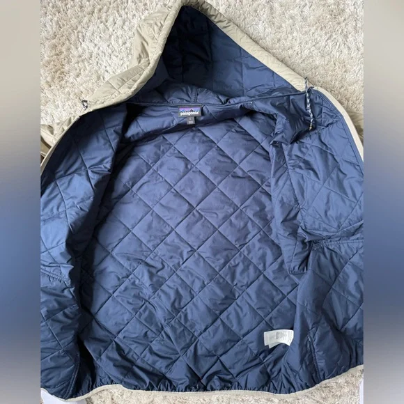 Diamond quilted light weight PATAGONIA jacket. Men’s size large tan and navy - Picture 7 of 10